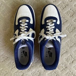 Men’s Nike Air Force 1 ‘07 LV8 SE Varsity. navy/cream leather.